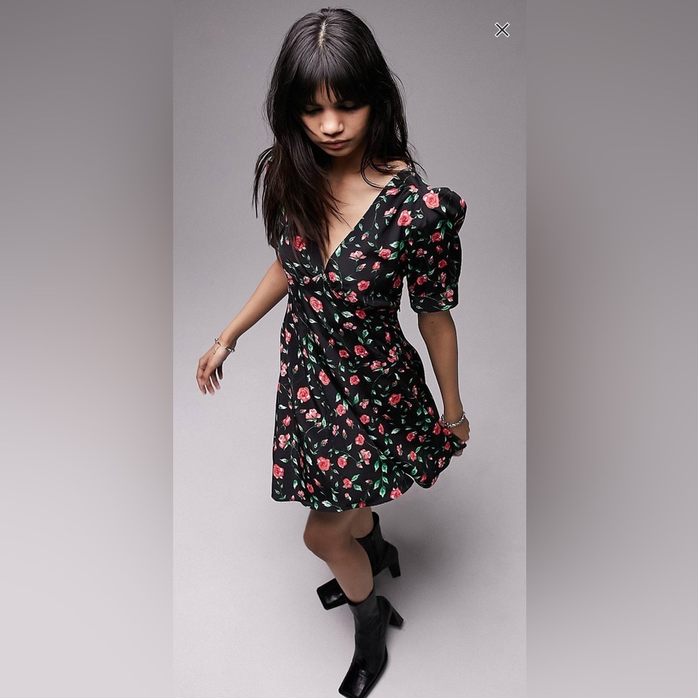 TOPSHOP BRAND NEW Black and red rose printed v neck mini dress SIZE 4
